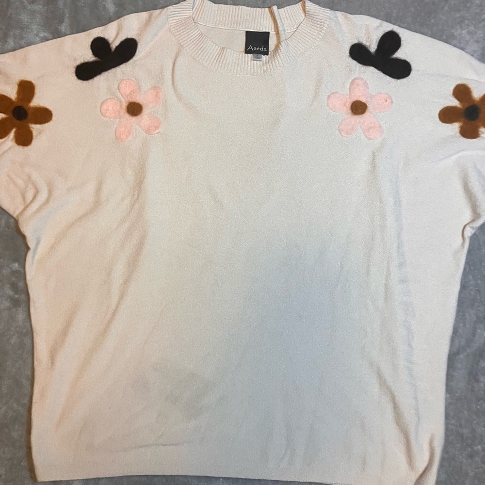 Aaeda Women's Round Neck Knit Sweater‎  Natural Stretch Felted Flowers L Cream